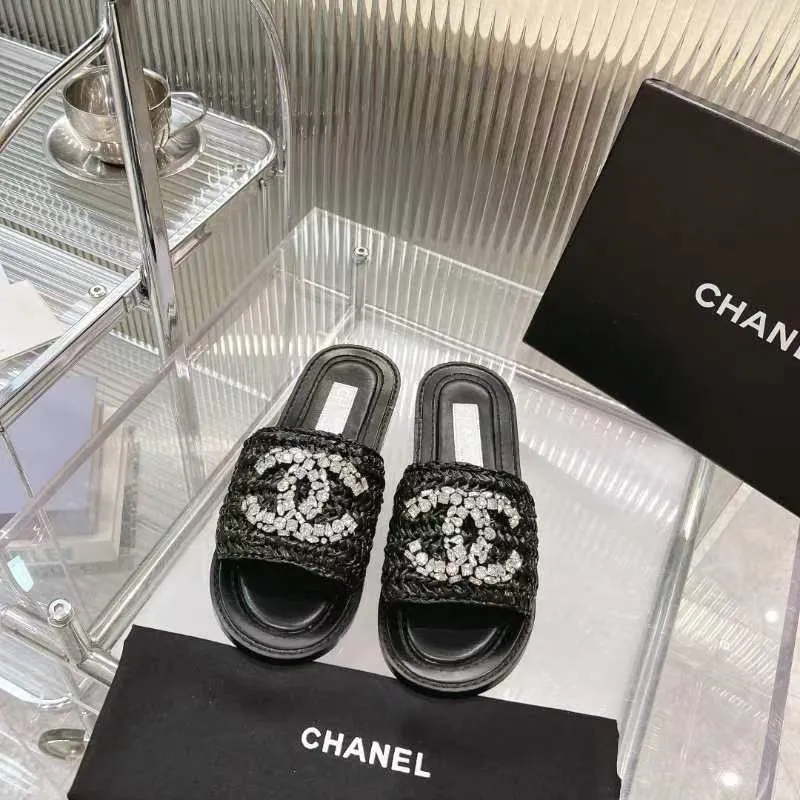 👟👟Ex-factory price 520👟👟 [Ready stock] 𝐂𝐡an𝐞𝐥 23 hot items! bing bing 23 early spring vacation series, the most beautiful rhinestone woven slippers, everyone is crazy to stock up, they are all crazy, it is really long grass, leisurely charm, close your eyes and enter the series!  💭Color: Black/Apricot/White 💭Upper: The upper is made of imported raffia and is fully hand-woven and very comfortable! The hand-made diamond jewelry is sparkling enough 💭Inner pads: imported sheepskin lining and pads 💭Outsole: genuine leather outsole (complex leather outsole with ten grooves and stitching, very particular about material workmanship) 💭Code number: 35-42 (41 and 42 are custom-made and cannot be returned or exchanged)